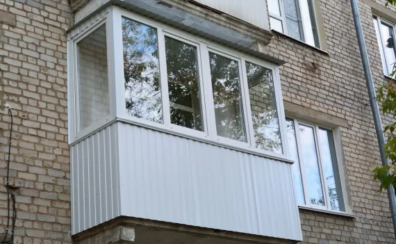Отделка балконов профлистом