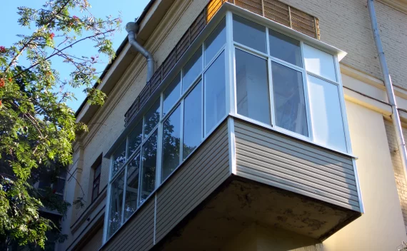 Отделка балконов сайдингом