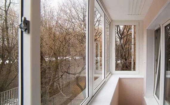 Полутёплое остекление балкона Slidors