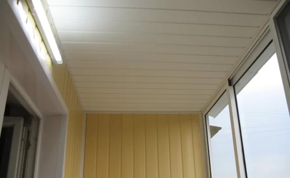  Отделка балкона виниловой вагонкой под ключ