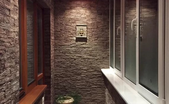 Отделка балкона Сапожок панелями с имитацией кирпича и остекление Рехау