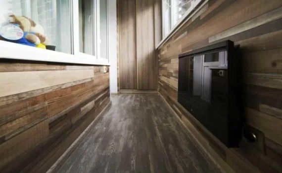 Отделка балкона кварцвинилом